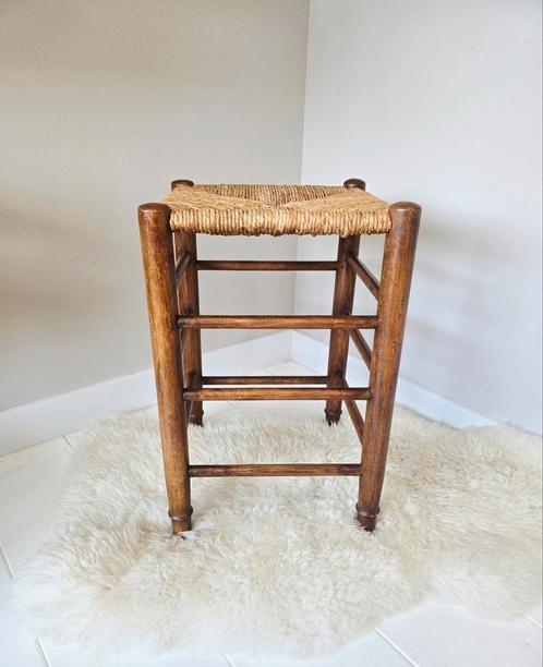 Vintage houten kruk met biezen zitting, Huis en Inrichting, Krukjes, Zo goed als nieuw, Hout, Ophalen of Verzenden