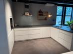 Kvik Showroom Keuken Wit met electrolux apparatuur, Huis en Inrichting, Keuken | Complete keukens, Ophalen, Zo goed als nieuw