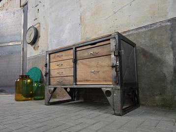 Industrieel Grijs Stalen Dressoir Ladenkast | Vintage Kast beschikbaar voor biedingen