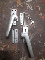 Raamsluiting met sleutel 2x, Doe-het-zelf en Verbouw, Hang- en Sluitwerk, Ophalen of Verzenden, Gebruikt, Rvs, Klink of Kruk