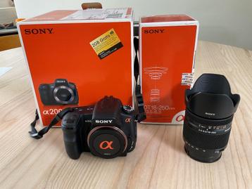 Sony a200 met Sony 18-250 mm lens beschikbaar voor biedingen