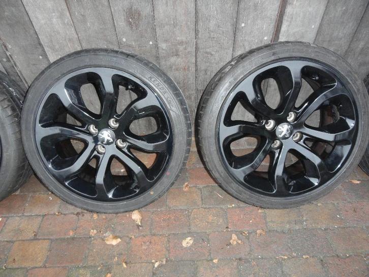 Peugeot 207 alu velgen origineel met zomerbanden 17 inch, Auto-onderdelen, Banden en Velgen, Banden en Velgen, Zomerbanden, 17 inch