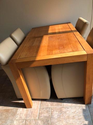 Eettafel met 4 verrijdbare stoelen beschikbaar voor biedingen