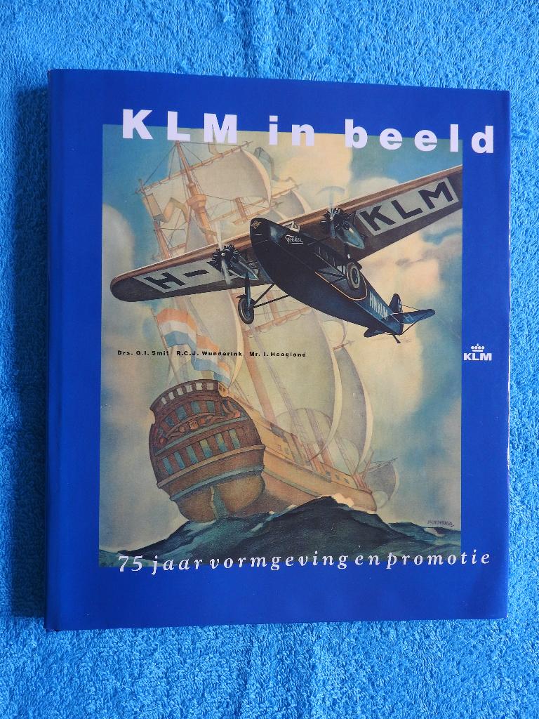 KLM in beeld - 75 jaar vormgeving en promotie - Posters, Verzamelen, Luchtvaart en Vliegtuigspotten, Ophalen of Verzenden, Zo goed als nieuw