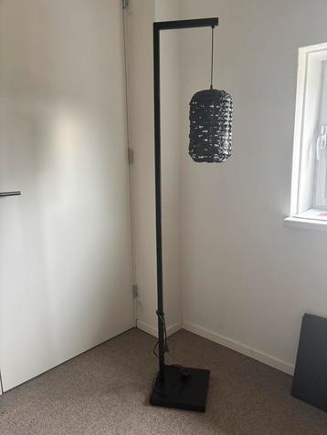 Toffe staande lamp /vloerlamp met rotan kap beschikbaar voor biedingen