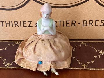 Antieke halfdoll speldenkussen beschikbaar voor biedingen