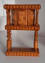 Miniatuur bijzonder bewerkte houten kast 1:12, Verzamelen, Poppenhuizen en Toebehoren, Ophalen of Verzenden, Zo goed als nieuw