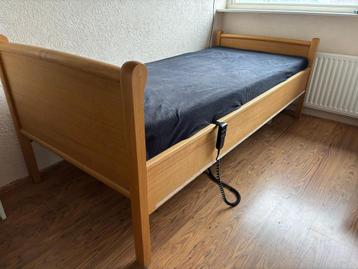 Bed met beweegbare lattenbodem beschikbaar voor biedingen