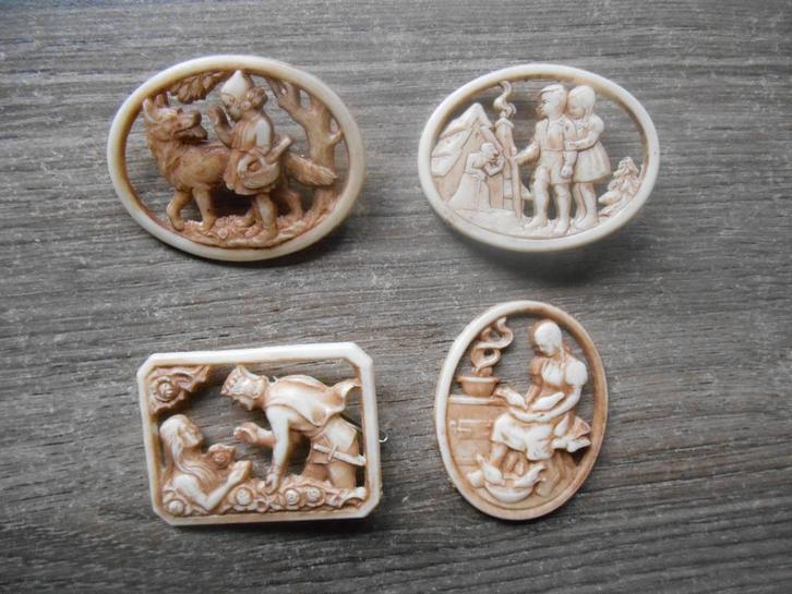 Winterhulp Nederland Sprookjes uitgave 1940 WHN broches 4x, Verzamelen, Militaria | Tweede Wereldoorlog, Overige soorten, Overige typen