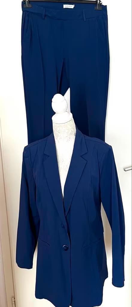 Nicolette Kluijver jasje/pantalon/blouse maat 42/44[dmv], Kleding | Dames, Jasjes, Kostuums en Pakken, Zo goed als nieuw, Kostuum of Pak