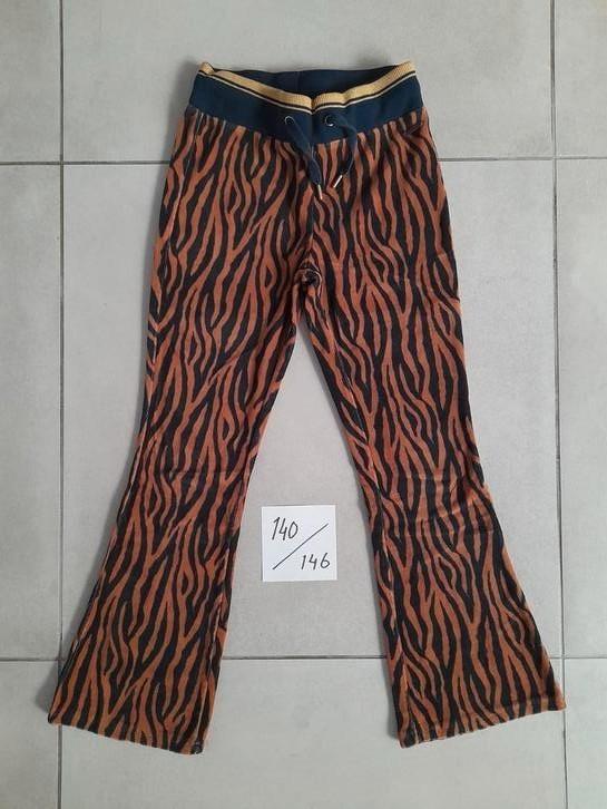 Broek met tijgerstrepen. Maat 140 / 146., Kinderen en Baby's, Kinderkleding | Maat 140, Zo goed als nieuw, Meisje, Broek, Ophalen of Verzenden