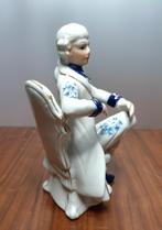 Vintage porselein beeldje met een mannenfiguur op een stoel., Verzamelen, Ophalen of Verzenden, Gebruikt, Mens