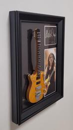 Malcom Young ACDC miniatuur gitaar op lijst wanddecoratie, Info@deconoord.nl, Deco Noord, Nieuw, Ophalen of Verzenden