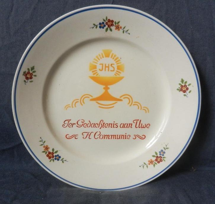 Aardewerk bord mbt Heilige Communie Maastricht d. 19,9 cm., Antiek en Kunst, Antiek | Keramiek en Aardewerk, Ophalen of Verzenden
