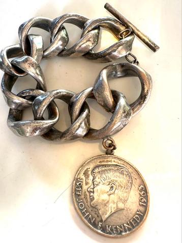 Vintage metalen grove schakel armband met bedel JFK beschikbaar voor biedingen