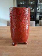 Rode aardewerk vaas op pootjes, Tuin en Terras, Bloempotten, Rond, Ophalen of Verzenden, Aardewerk, Minder dan 40 cm