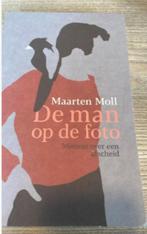 de man op de foto Maarten Moll 9789021489681, Ophalen of Verzenden, Gelezen