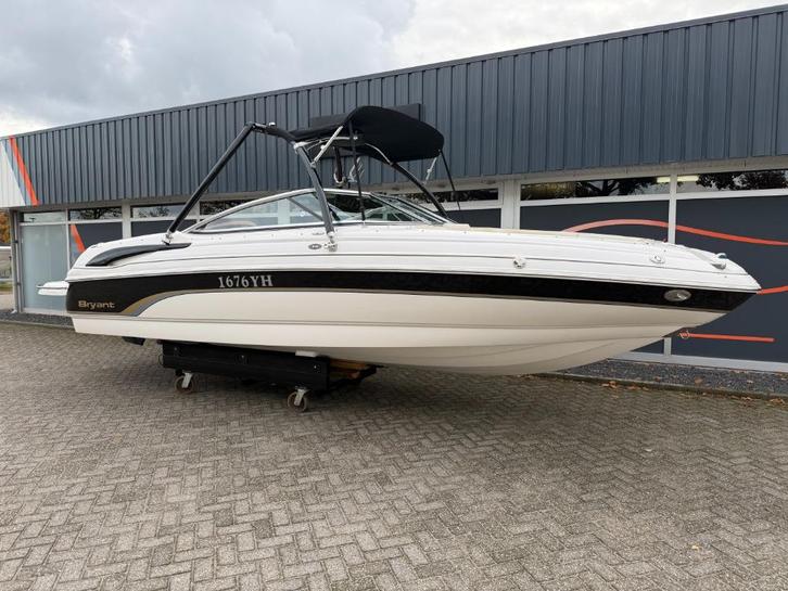 Bryant 219 Bowrider, Watersport en Boten, Speedboten, Gebruikt, 6 meter of meer, Benzine, 200 pk of meer, Polyester, Binnenboordmotor