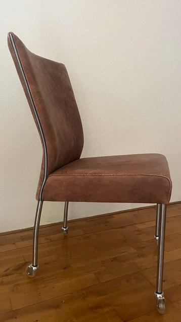 Design leren stoel met ritsdetail beschikbaar voor biedingen
