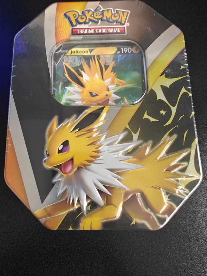 Pokemon Eevee Evolution Jolteon V tin box sealed !, Hobby en Vrije tijd, Verzamelkaartspellen | Pokémon, Nieuw, Boosterbox, Foil