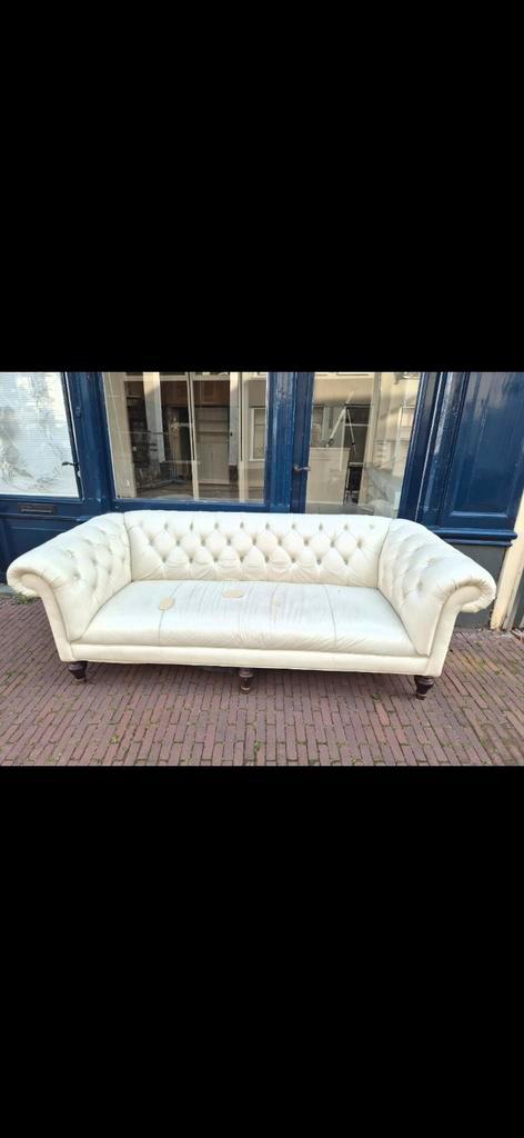 Witte Chesterfield bank - Ruilen voor Oudejaarsloten!, Huis en Inrichting, Banken | Bankstellen, Gebruikt, 200 tot 250 cm, 75 tot 100 cm