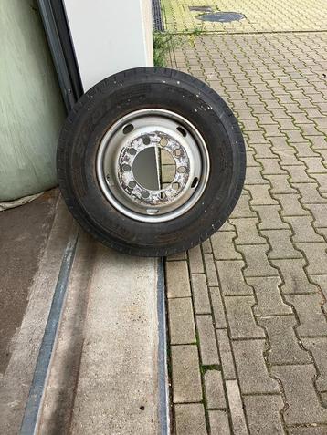 velg met band 235/75 R17.5 (diepladerwiel)