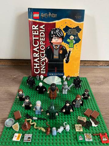 Lego partij Harry Potter minifiguren en accessoires en boek beschikbaar voor biedingen