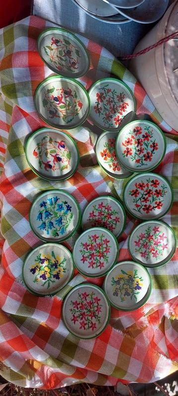 Vintage metalen onderzetters beschikbaar voor biedingen