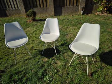 mooie witte kuipstoelen  beschikbaar voor biedingen