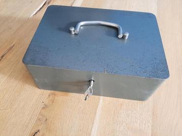 Metalen geldkistje beschikbaar voor biedingen