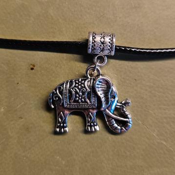Ketting set met olifant hanger en oorbellen beschikbaar voor biedingen