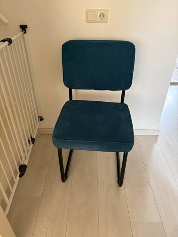 6 eetkamer stoelen ribstof  €17,50 per stoel beschikbaar voor biedingen