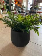 Zwarte bloempot & nep plant, Tuin en Terras, Rond, Ophalen of Verzenden, Zo goed als nieuw, Aardewerk