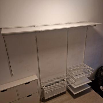 Wandrek met planken en lades beschikbaar voor biedingen