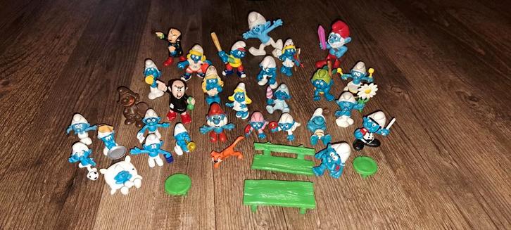 Set smurfen 30 stuks met tafeltje, bankje en 2 poefjes., Verzamelen, Smurfen, Zo goed als nieuw, Verschillende Smurfen, Ophalen of Verzenden