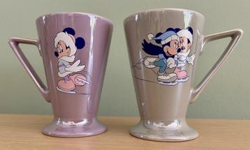 Twee originele Mickey en Minnie Mouse bekers wintercollectie beschikbaar voor biedingen