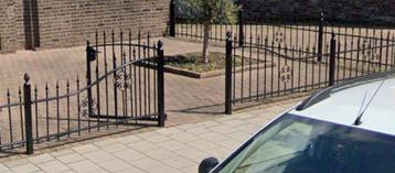 Fraai gegalvaniseerd sierhek van 9 meter breed. beschikbaar voor biedingen