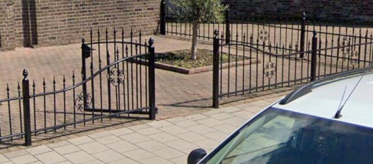 Fraai gegalvaniseerd sierhek van 9 meter breed., Tuin en Terras, Tuinhekken en Hekwerk, Gebruikt, Sierhekwerk, IJzer, Met poort