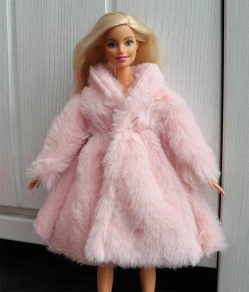 Barbie kleding nieuw - Bontjas lange jas winterjas lichtroze, Kinderen en Baby's, Speelgoed | Poppen, Nieuw, Barbie, Ophalen of Verzenden