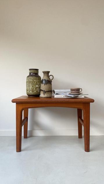 Vintage Deens massief houten tafeltje / bijzettafel beschikbaar voor biedingen