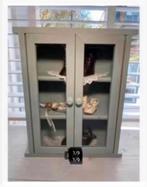 Brocante kastje voor pop kleding met 3 paar schoentjes, Ophalen of Verzenden