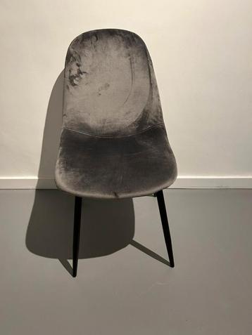 Grijze Stoel met Zwarte Poten beschikbaar voor biedingen