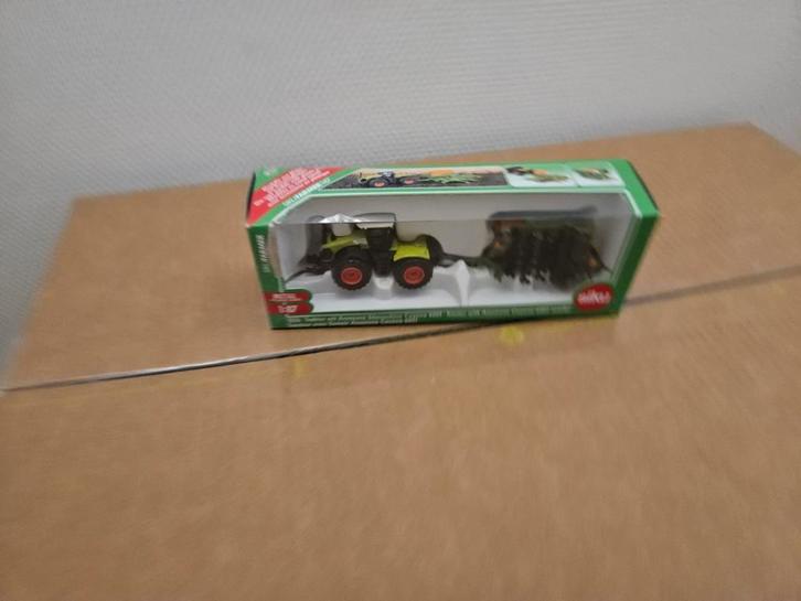 Siku Claas Axion 950 met Houtstammen Aanhanger, Hobby en Vrije tijd, Modelbouw | Auto's en Voertuigen, Nieuw, Auto, 1:50 of kleiner