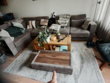 Bankstel en tafel beschikbaar voor biedingen