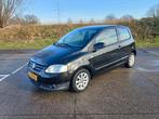 Volkswagen Fox 1.4 55KW nieuwe apk, Auto's, Voorwielaandrijving, 4 cilinders, 4 stoelen, Zwart