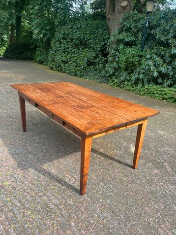 Eettafel beschikbaar voor biedingen