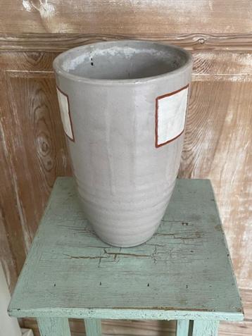 Hoge geglazuurde terracotta vaas. Grijs / taupe wit motief. beschikbaar voor biedingen