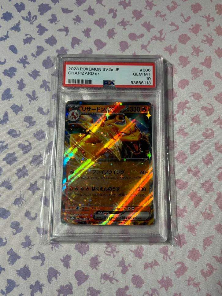 PSA 10 CHARIZARD EX JAPANESE 006 2023 SV2A, Hobby en Vrije tijd, Verzamelkaartspellen | Pokémon, Zo goed als nieuw, Verzenden