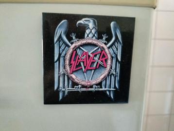 Magneet met Slayer logo + patch en sticker van Biohazard  beschikbaar voor biedingen