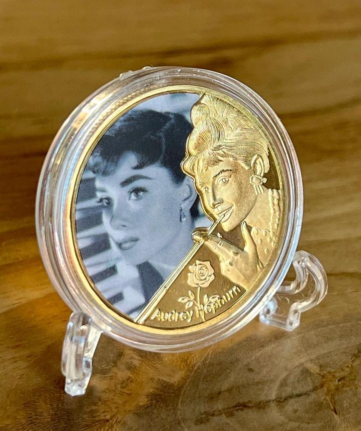 Audrey Hepburn 24kt goud vergulde herdenkingsmunt +stand (1, Verzamelen, Film en Tv, Nieuw, Film, Overige typen, Ophalen of Verzenden